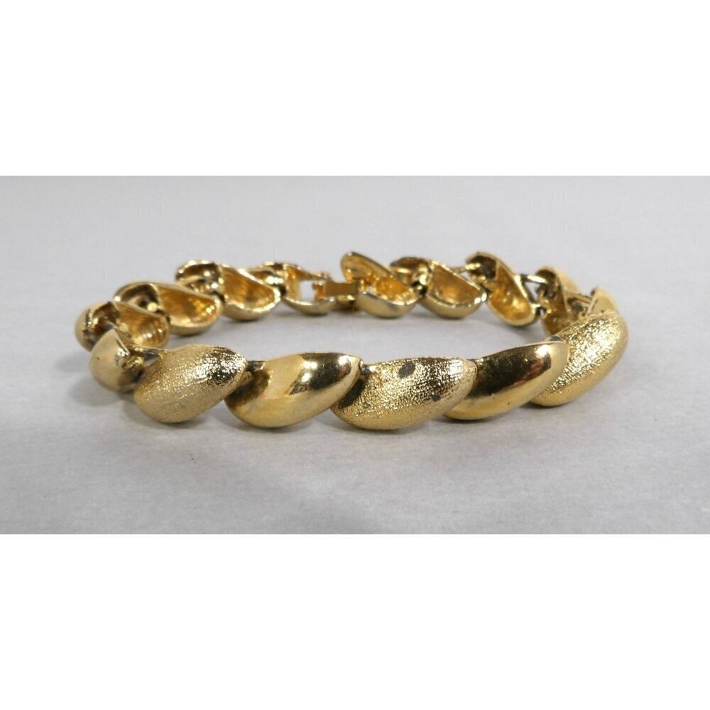 Vintage gold tone fashion bracelet fits a 6" wrist